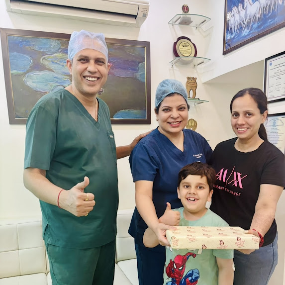 Do They Offer Cosmetic Dental Procedures Such as Teeth Whitening or Smile Designing at Their South Extension Clinic?
