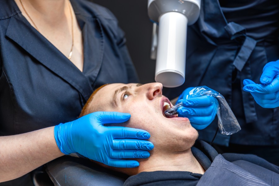 Which Is the Best Implantologist in South Delhi for Dental Implants?